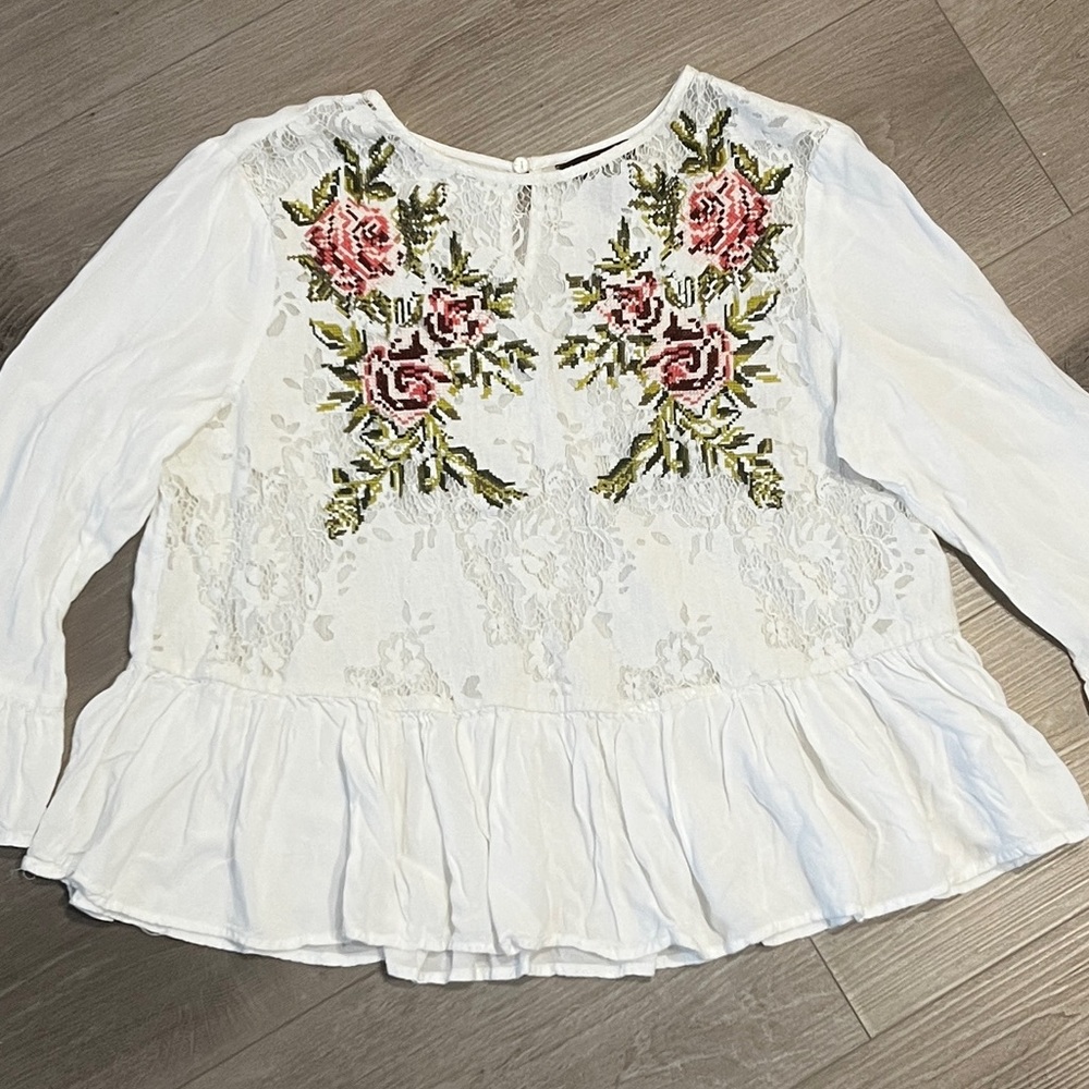 NEW LOOK FLORAL EMBROIDERED BLOUSE